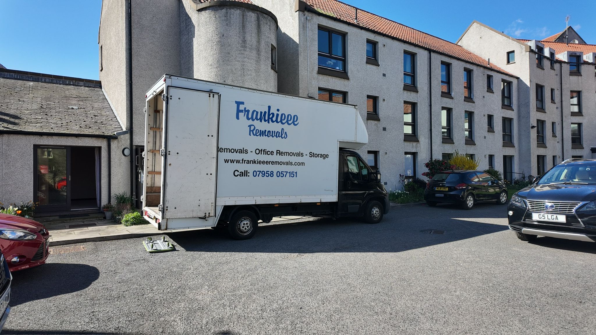 Frankieee Removals van collecting items from a London house